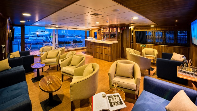 サンデッキ屋外バー＆ラウンジエリア