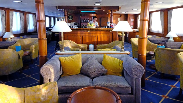 屋内バー＆ラウンジエリア