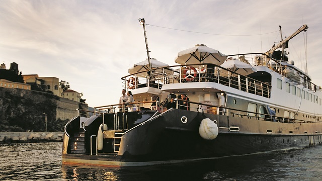 スイミング・プラットフォーム